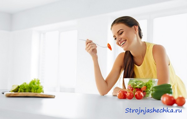 Девушка ест овощной салат